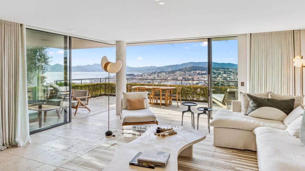 Contemporary 5-bedroom villa with sea view – Cannes Californie