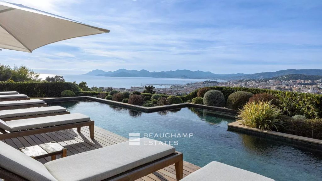 Contemporary 5-bedroom villa with sea view – Cannes Californie