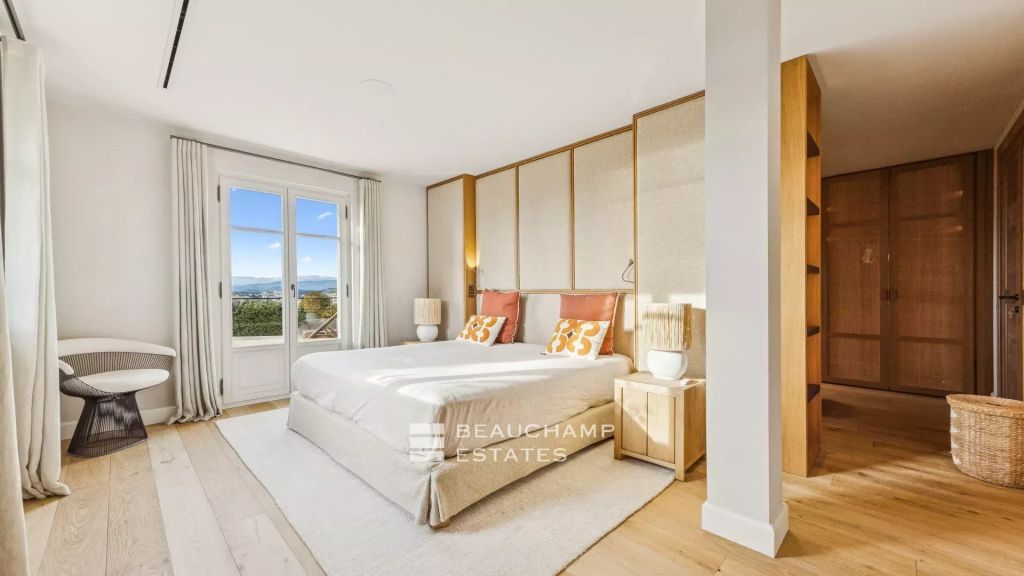 Contemporary 5-bedroom villa with sea view – Cannes Californie