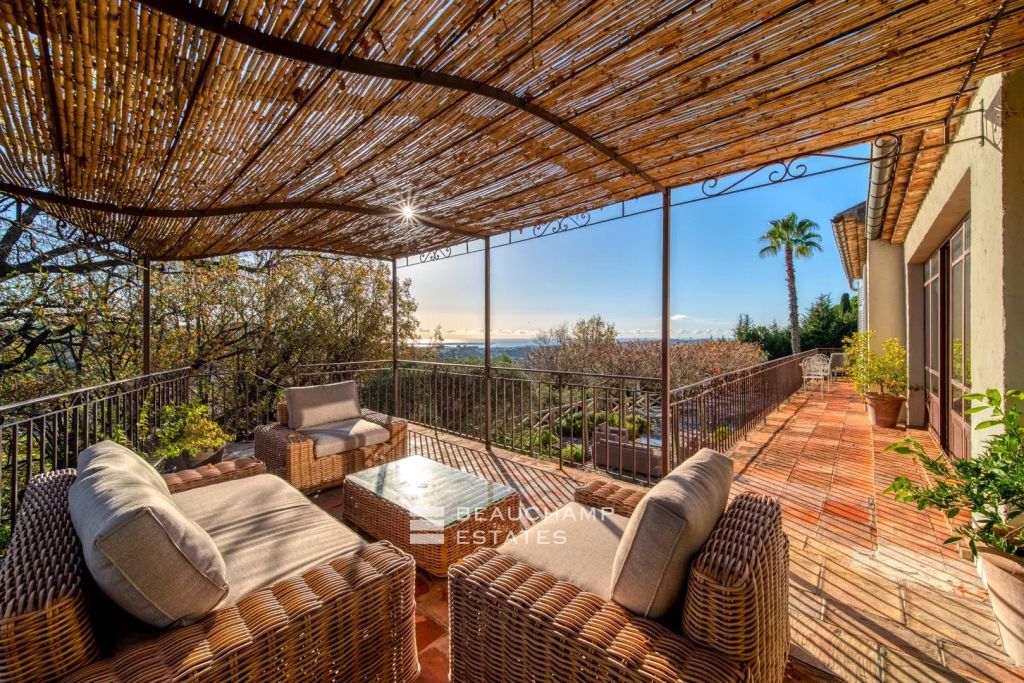 Contemporary 5-Bedroom villa with sea view – Mougins