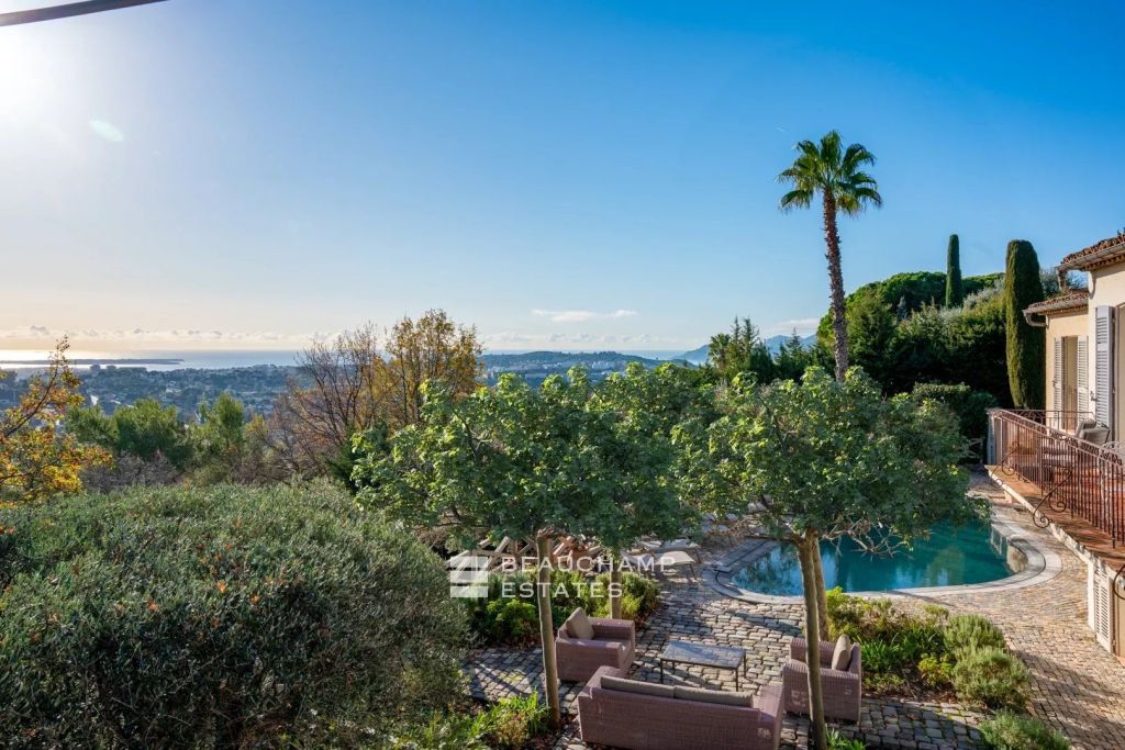 Contemporary 5-Bedroom villa with sea view – Mougins