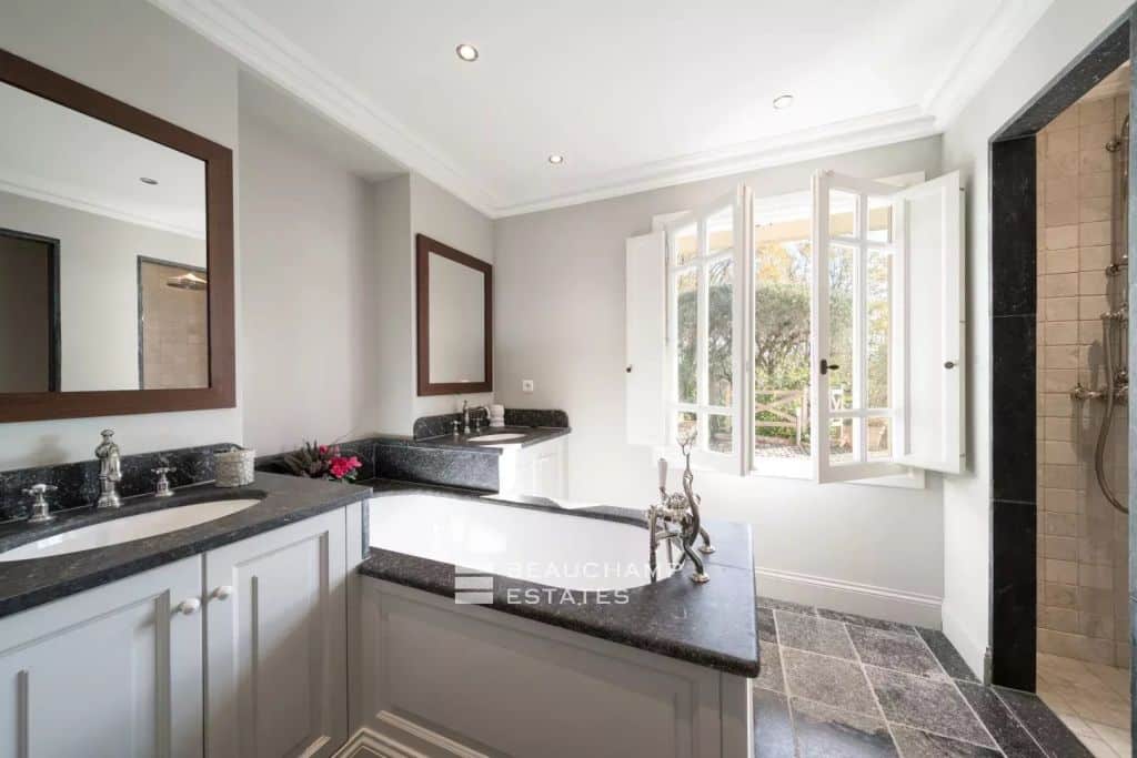 Contemporary 5-Bedroom villa with sea view – Mougins