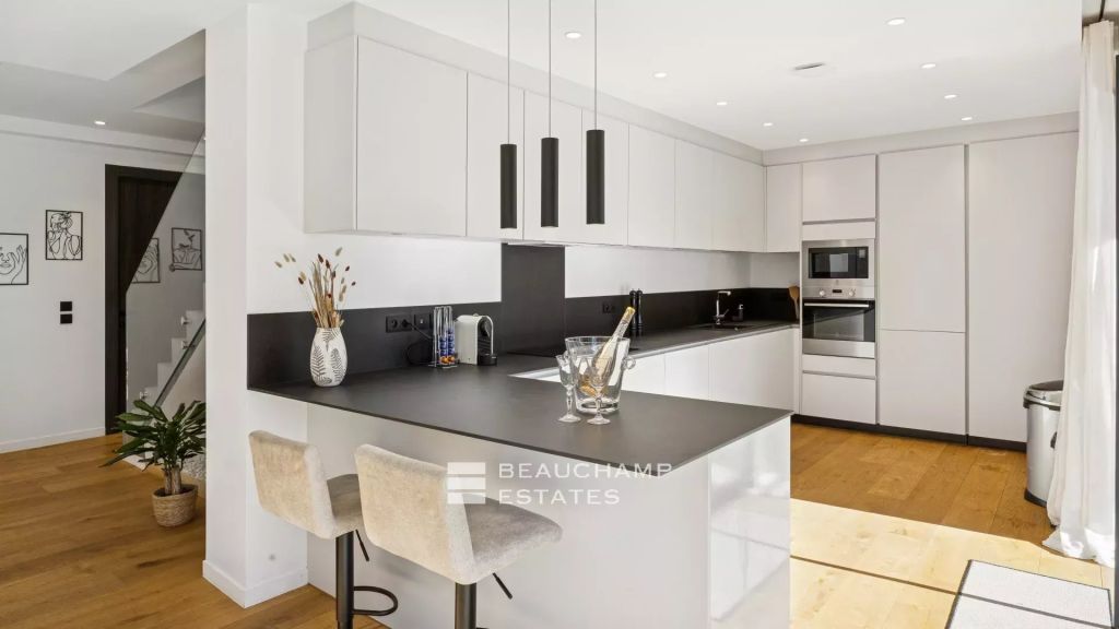 Contemporary 6-bedroom villa in a residential neighborhood of Mougins