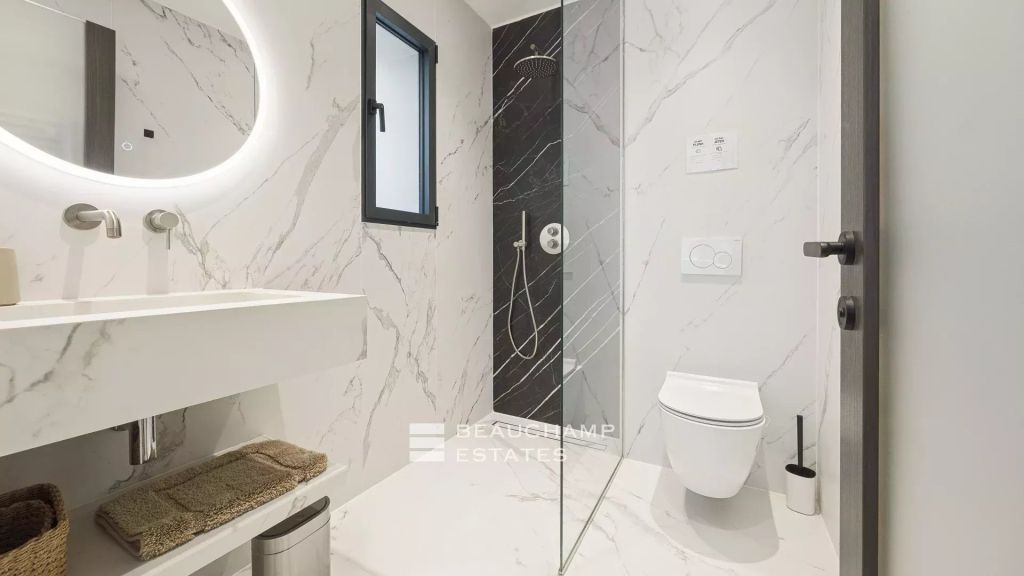 Contemporary 6-bedroom villa in a residential neighborhood of Mougins