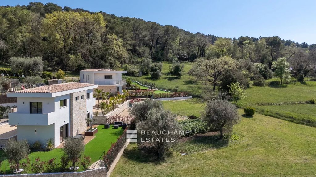 Contemporary 6-bedroom villa with pool in the heart of a residential neighborhood in Mougins