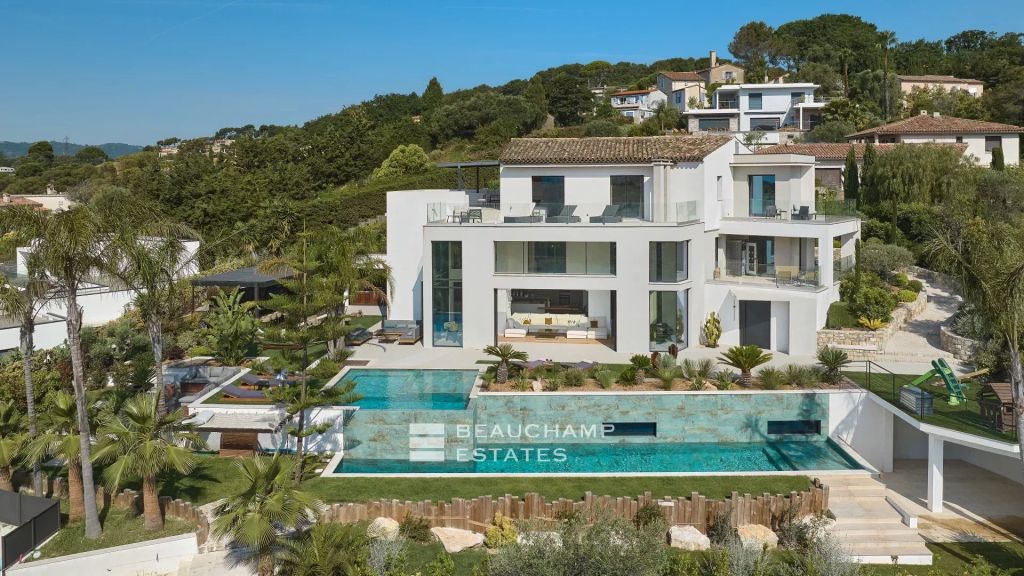 Contemporary 7-Bedroom Villa with Gym, Cinema, Hammam, and Jacuzzi in the Heart of a Quiet Neighborhood in Mougins