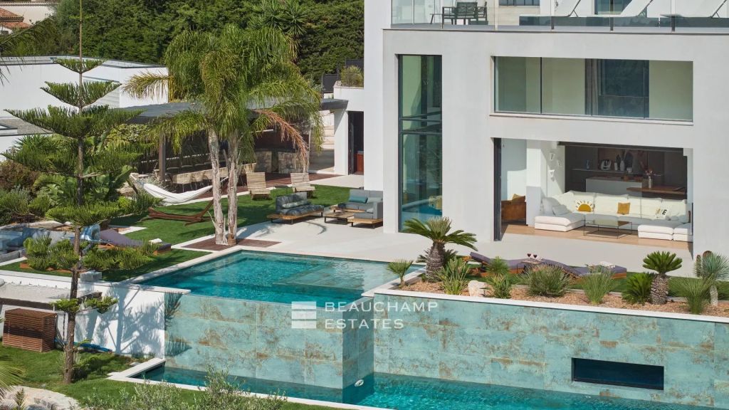 Contemporary 7-Bedroom Villa with Gym, Cinema, Hammam, and Jacuzzi in the Heart of a Quiet Neighborhood in Mougins
