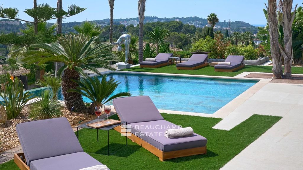 Contemporary 7-Bedroom Villa with Gym, Cinema, Hammam, and Jacuzzi in the Heart of a Quiet Neighborhood in Mougins