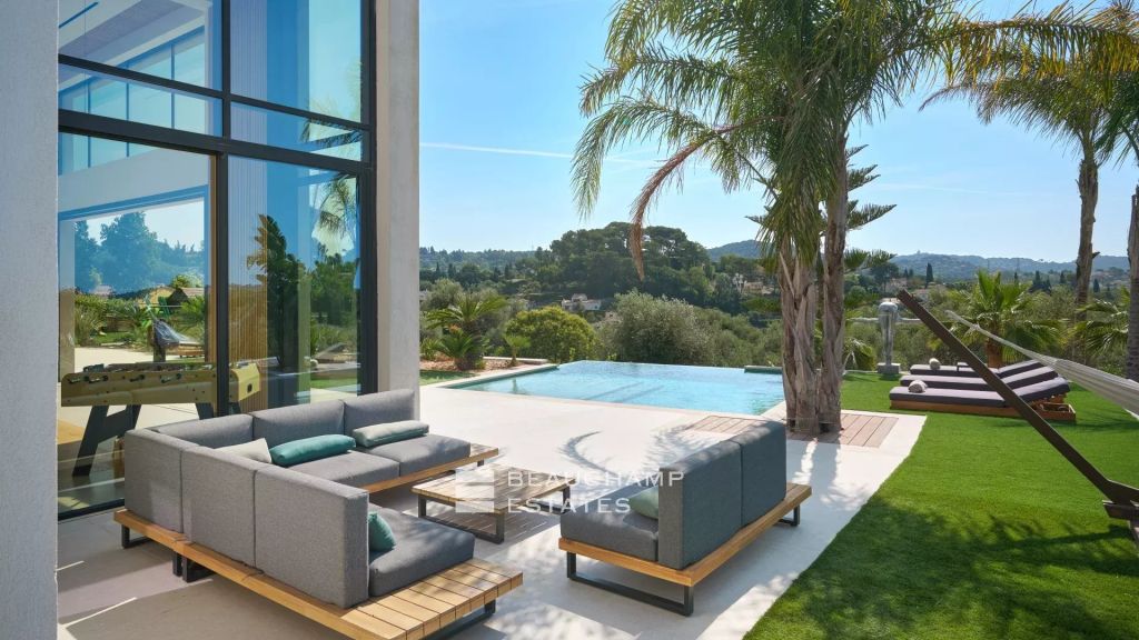 Contemporary 7-Bedroom Villa with Gym, Cinema, Hammam, and Jacuzzi in the Heart of a Quiet Neighborhood in Mougins