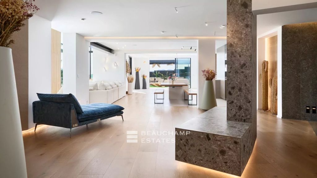 Contemporary 7-Bedroom Villa with Gym, Cinema, Hammam, and Jacuzzi in the Heart of a Quiet Neighborhood in Mougins