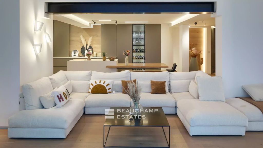 Contemporary 7-Bedroom Villa with Gym, Cinema, Hammam, and Jacuzzi in the Heart of a Quiet Neighborhood in Mougins