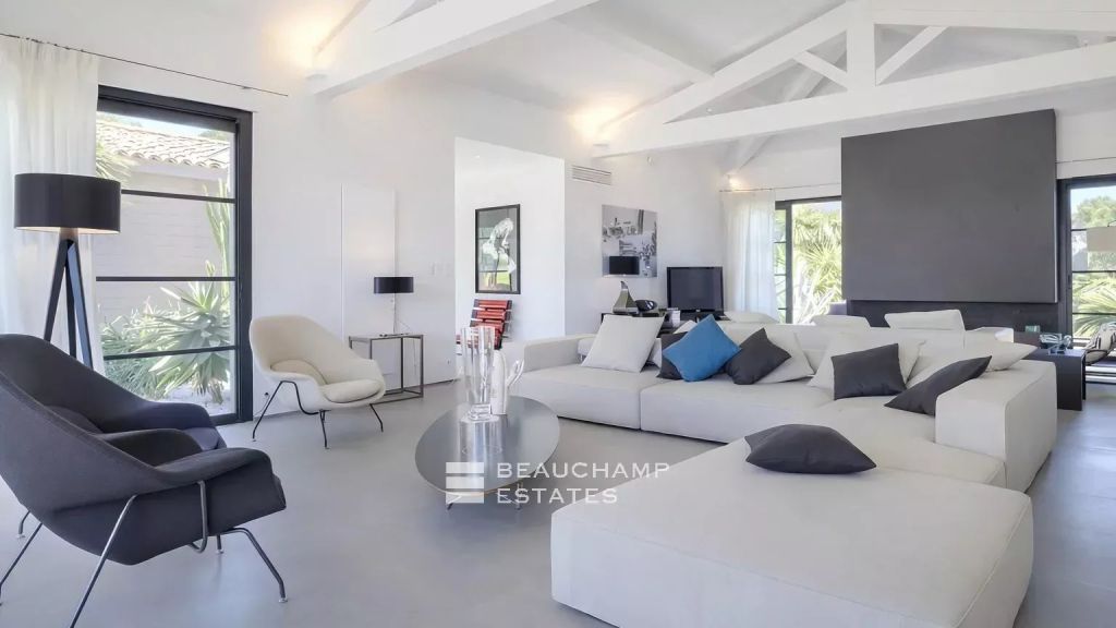 Contemporary sea view villa close to Pampelonne Beaches