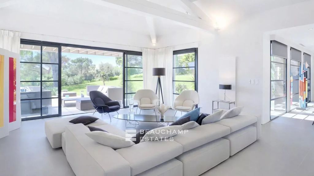 Contemporary sea view villa close to Pampelonne Beaches