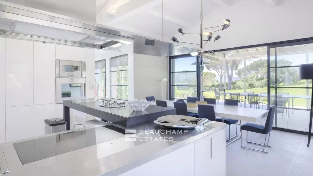 Contemporary sea view villa close to Pampelonne Beaches