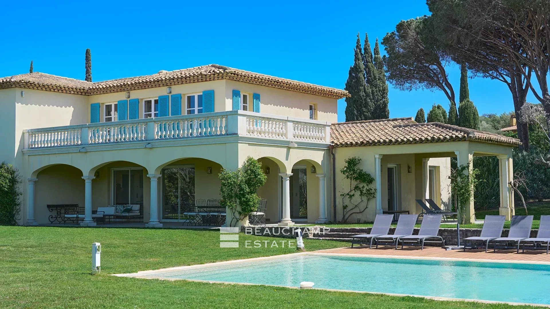 Charming Provençal-style villa in the centre of Saint-Tropez Charming Provençal-style villa in the centre of Saint-Tropez