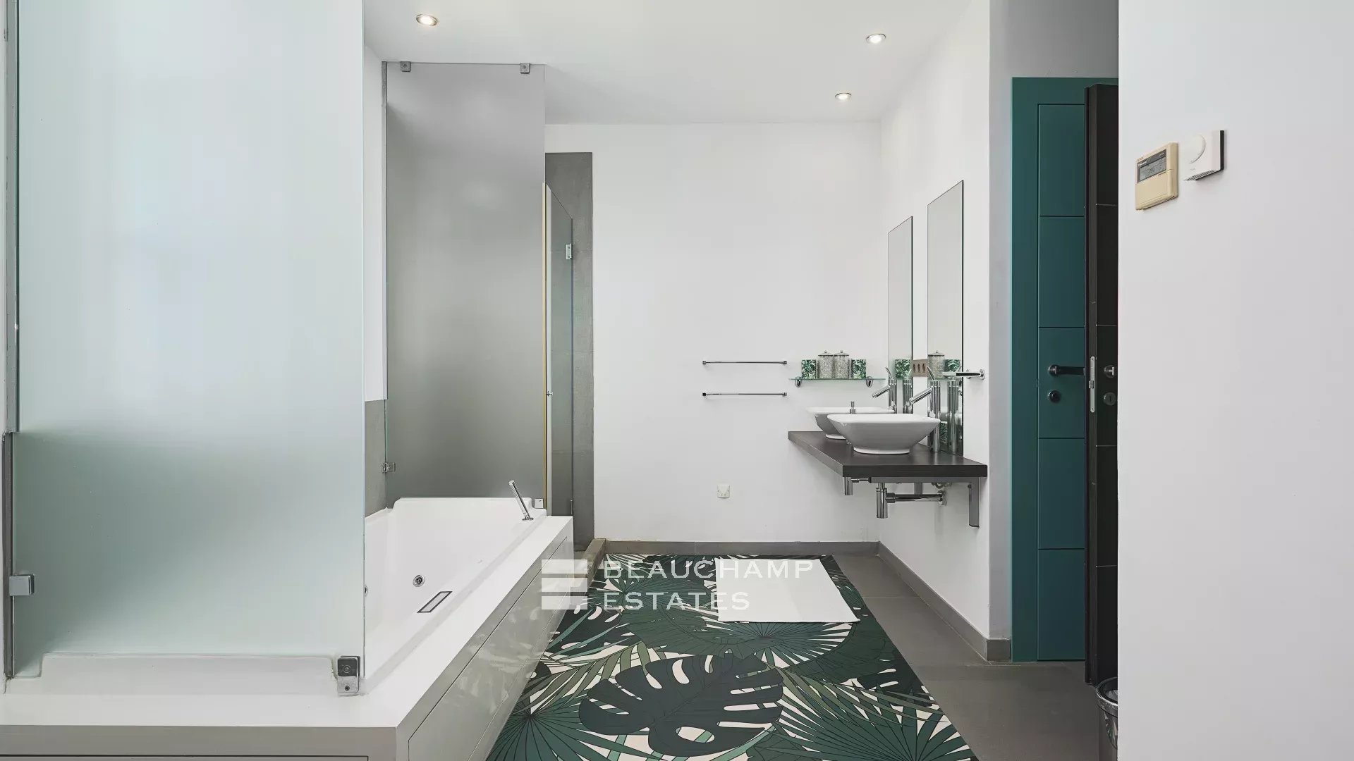 Charming Provençal-style villa in the centre of Saint-Tropez Charming Provençal-style villa in the centre of Saint-Tropez