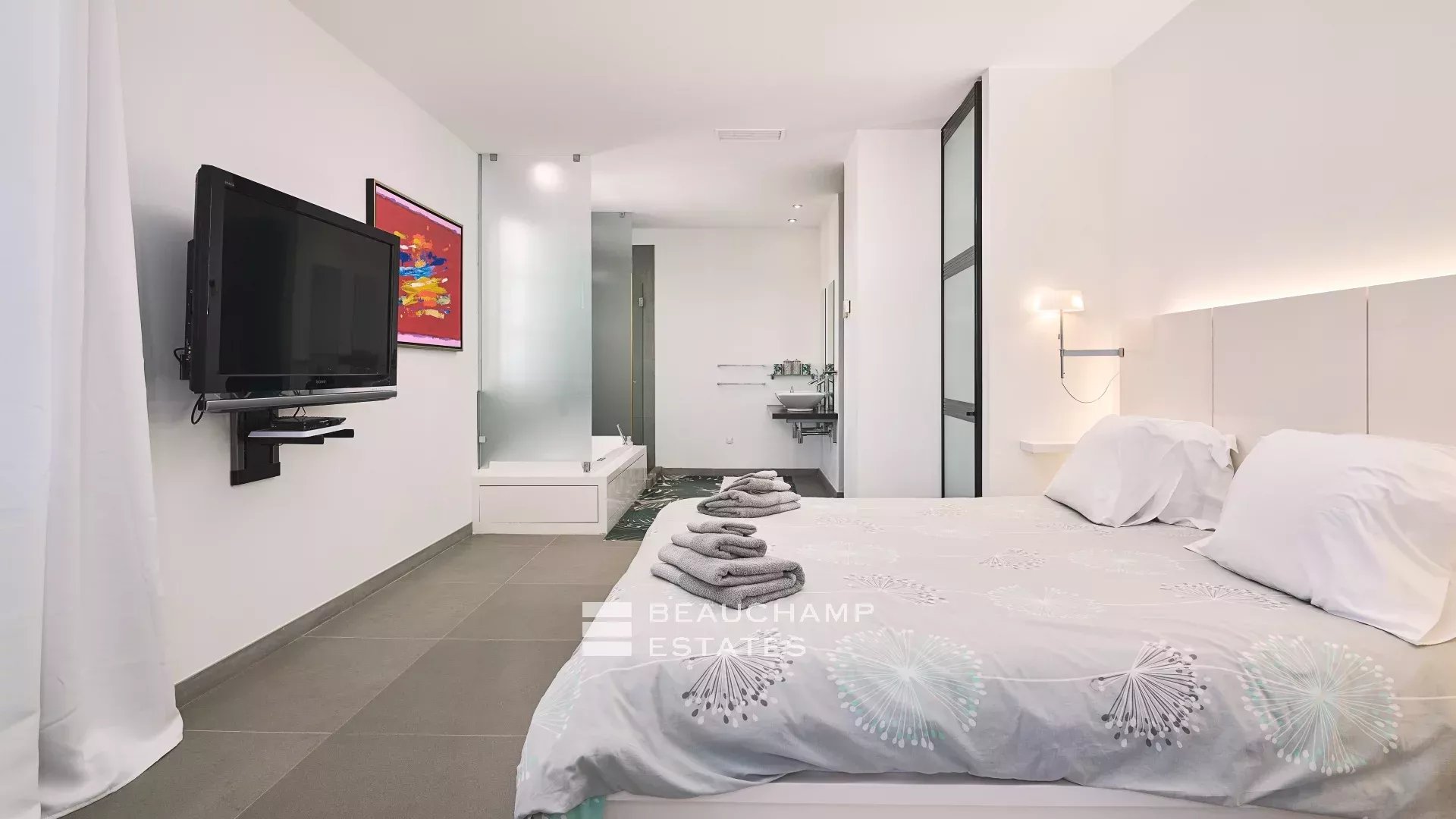 Charming Provençal-style villa in the centre of Saint-Tropez Charming Provençal-style villa in the centre of Saint-Tropez