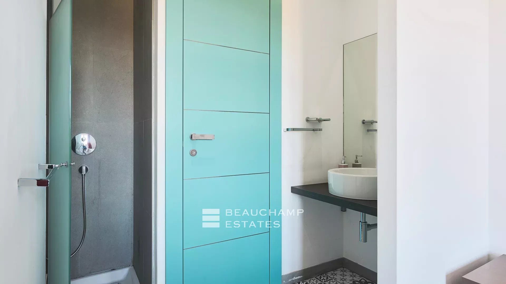 Charming Provençal-style villa in the centre of Saint-Tropez Charming Provençal-style villa in the centre of Saint-Tropez