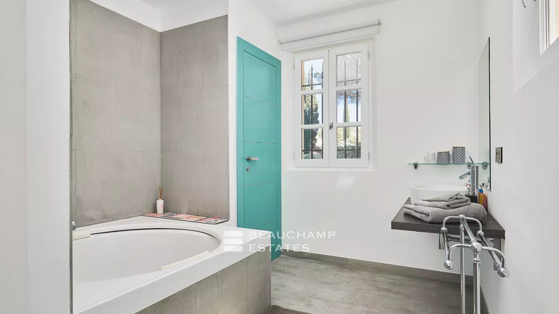 Charming Provençal-style villa in the centre of Saint-Tropez Charming Provençal-style villa in the centre of Saint-Tropez