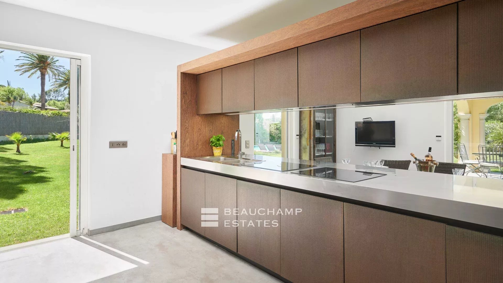 Charming Provençal-style villa in the centre of Saint-Tropez Charming Provençal-style villa in the centre of Saint-Tropez