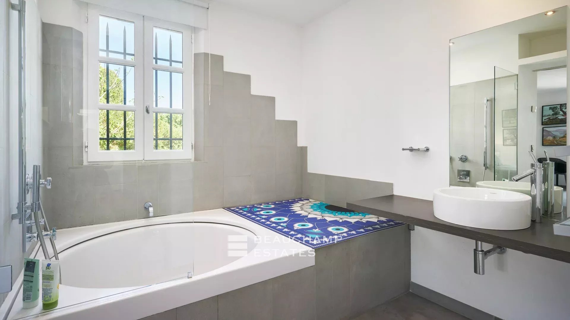 Charming Provençal-style villa in the centre of Saint-Tropez Charming Provençal-style villa in the centre of Saint-Tropez