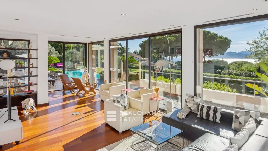 Contemporary Villa with 5 bedrooms and sea view