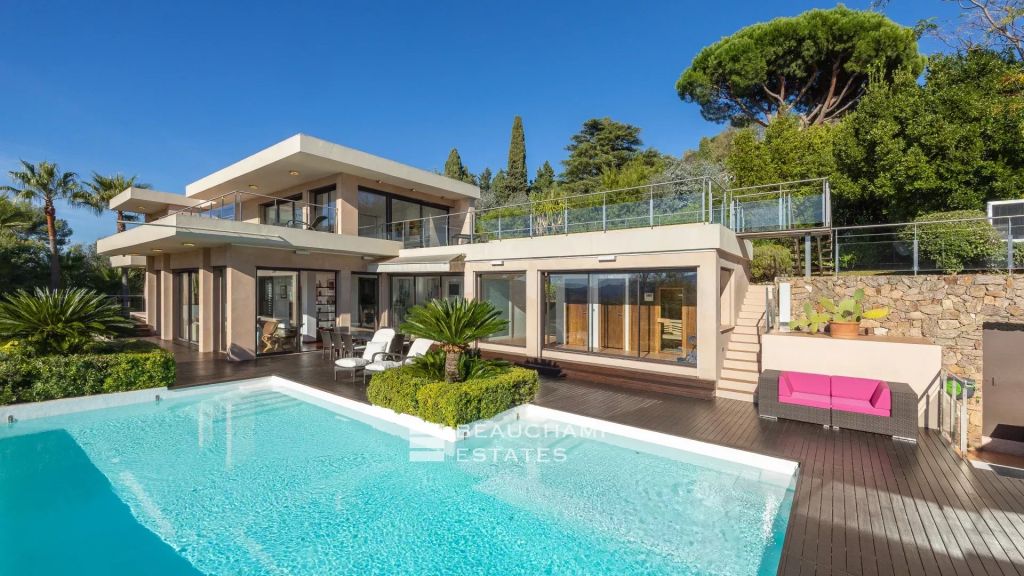 Contemporary Villa with 5 bedrooms and sea view