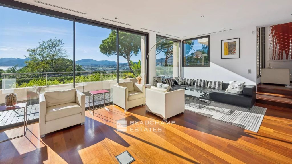 Contemporary Villa with 5 bedrooms and sea view