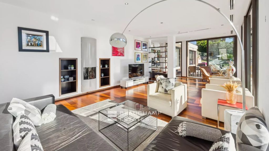 Contemporary Villa with 5 bedrooms and sea view