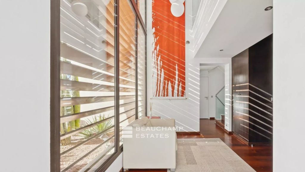 Contemporary Villa with 5 bedrooms and sea view