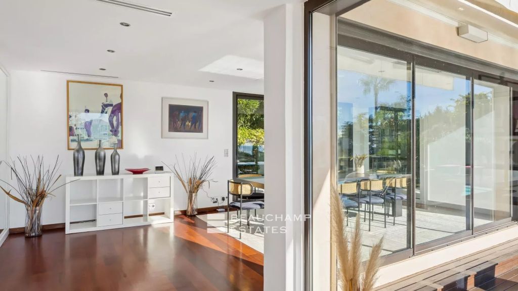 Contemporary Villa with 5 bedrooms and sea view