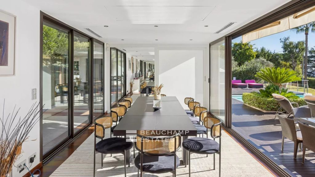 Contemporary Villa with 5 bedrooms and sea view