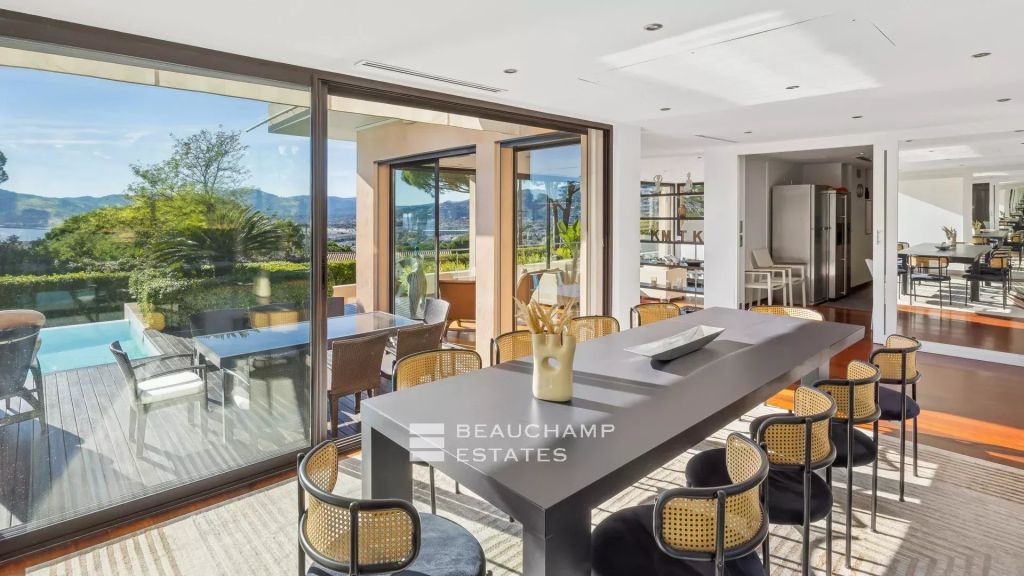 Contemporary Villa with 5 bedrooms and sea view