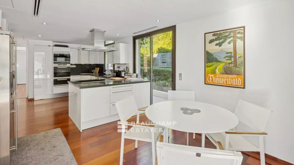 Contemporary Villa with 5 bedrooms and sea view