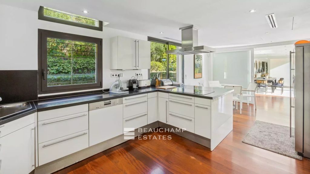 Contemporary Villa with 5 bedrooms and sea view