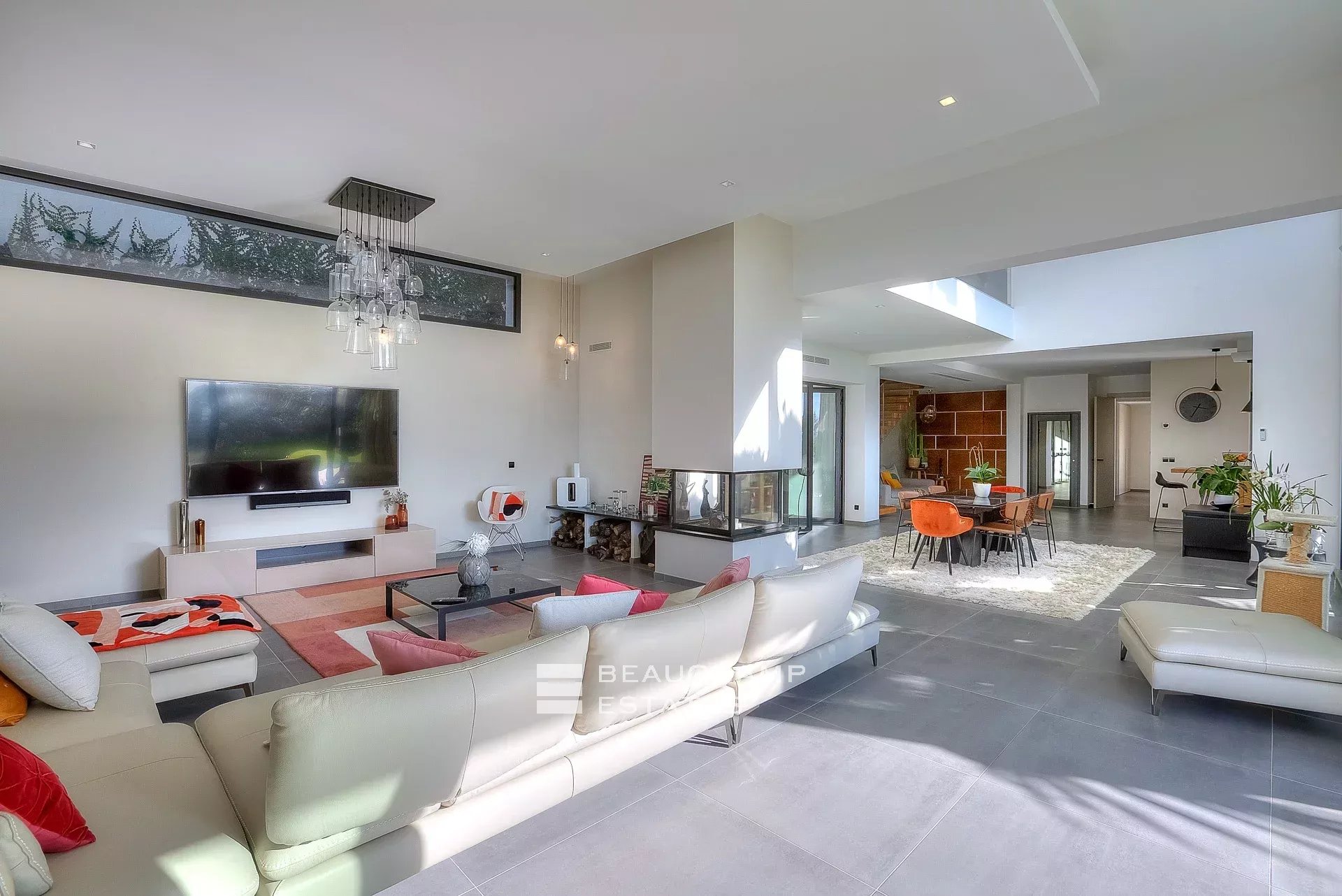 Villa contemporaine de 5 chambres dans le quartier de Mougins Castellaras Contemporary villa with 5 bedrooms in Mougins Castellaras