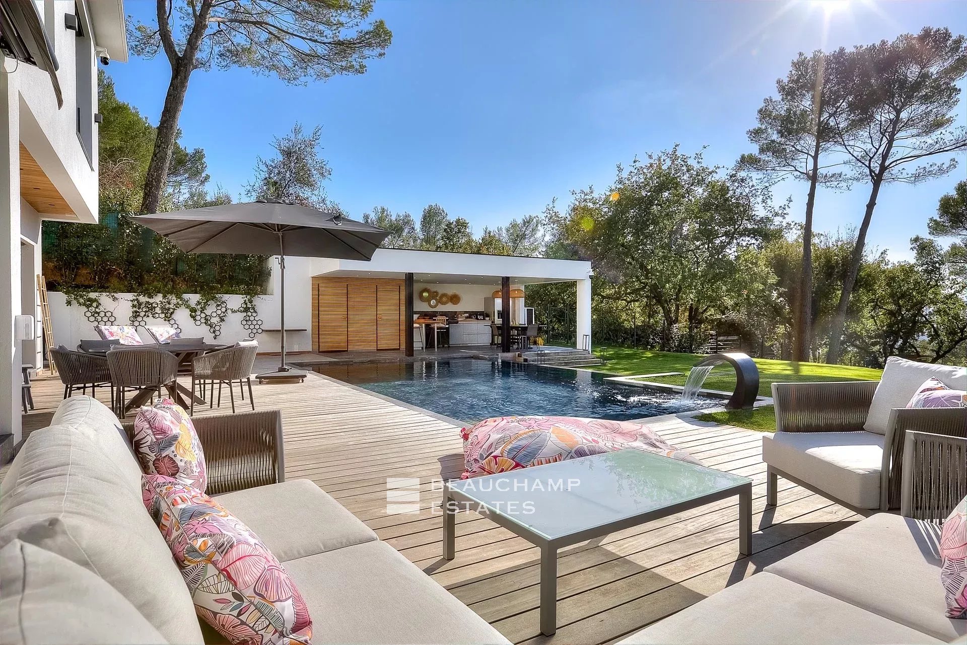 Villa contemporaine de 5 chambres dans le quartier de Mougins Castellaras Contemporary villa with 5 bedrooms in Mougins Castellaras