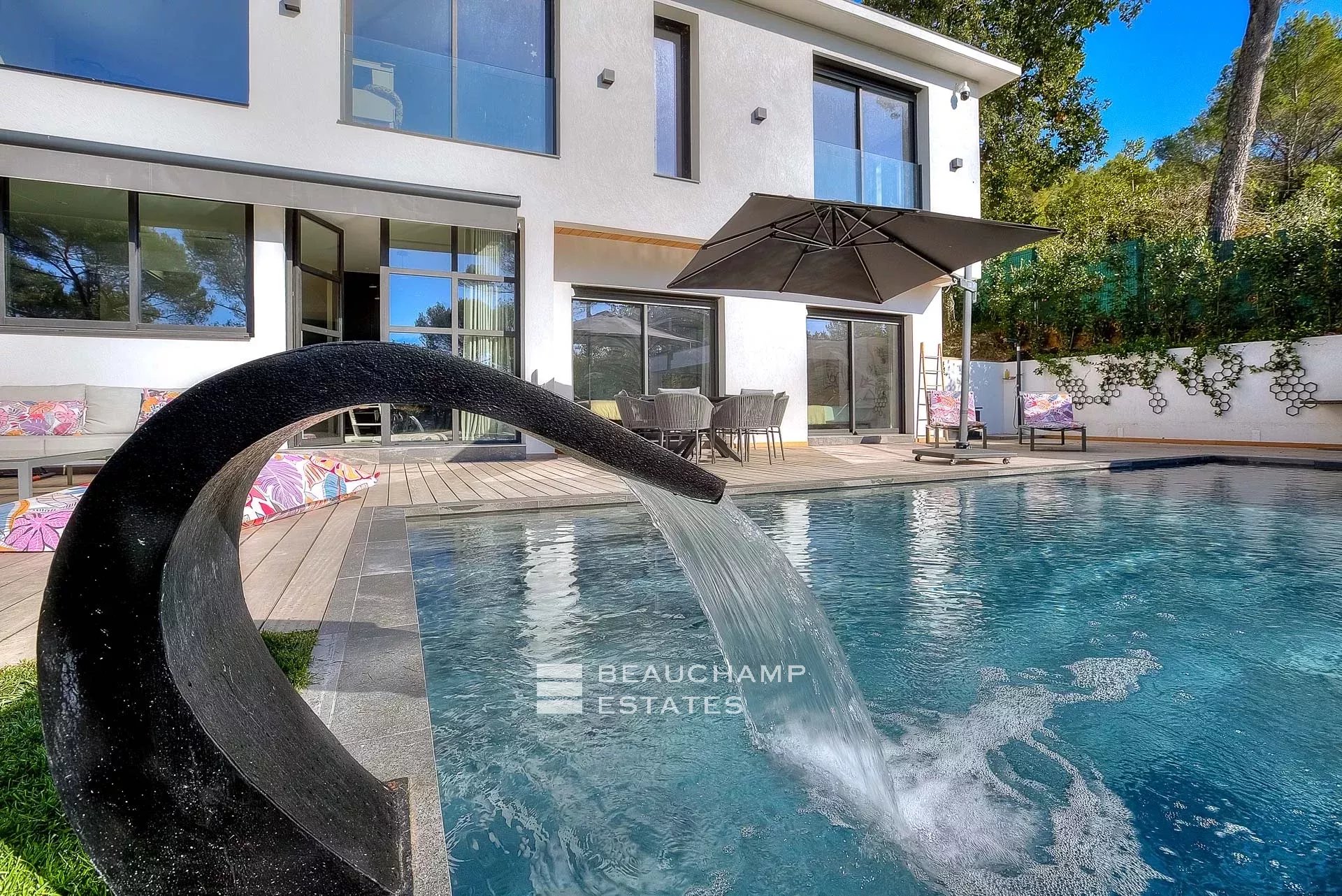 Villa contemporaine de 5 chambres dans le quartier de Mougins Castellaras Contemporary villa with 5 bedrooms in Mougins Castellaras