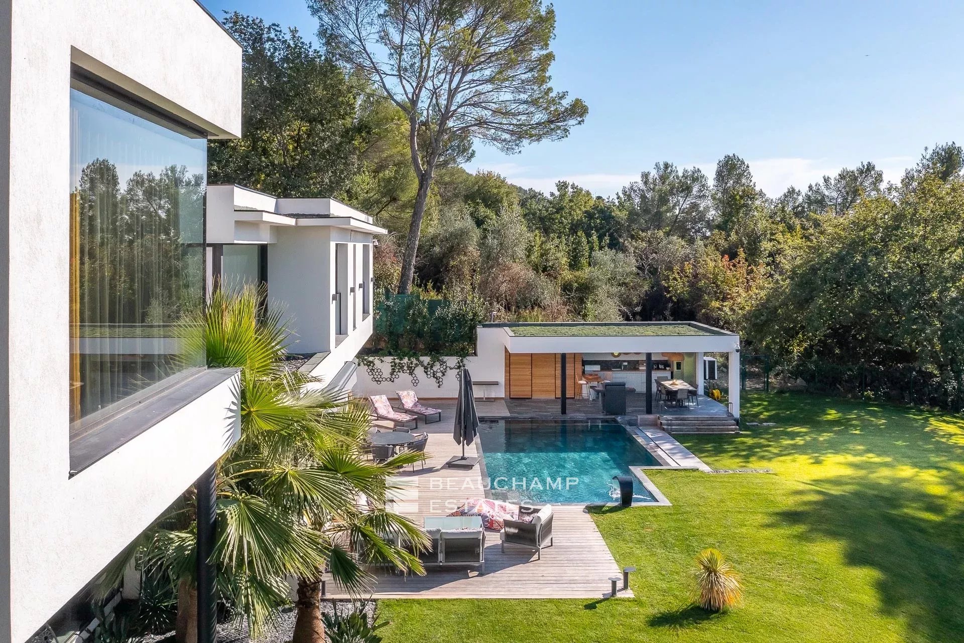 Villa contemporaine de 5 chambres dans le quartier de Mougins Castellaras Contemporary villa with 5 bedrooms in Mougins Castellaras