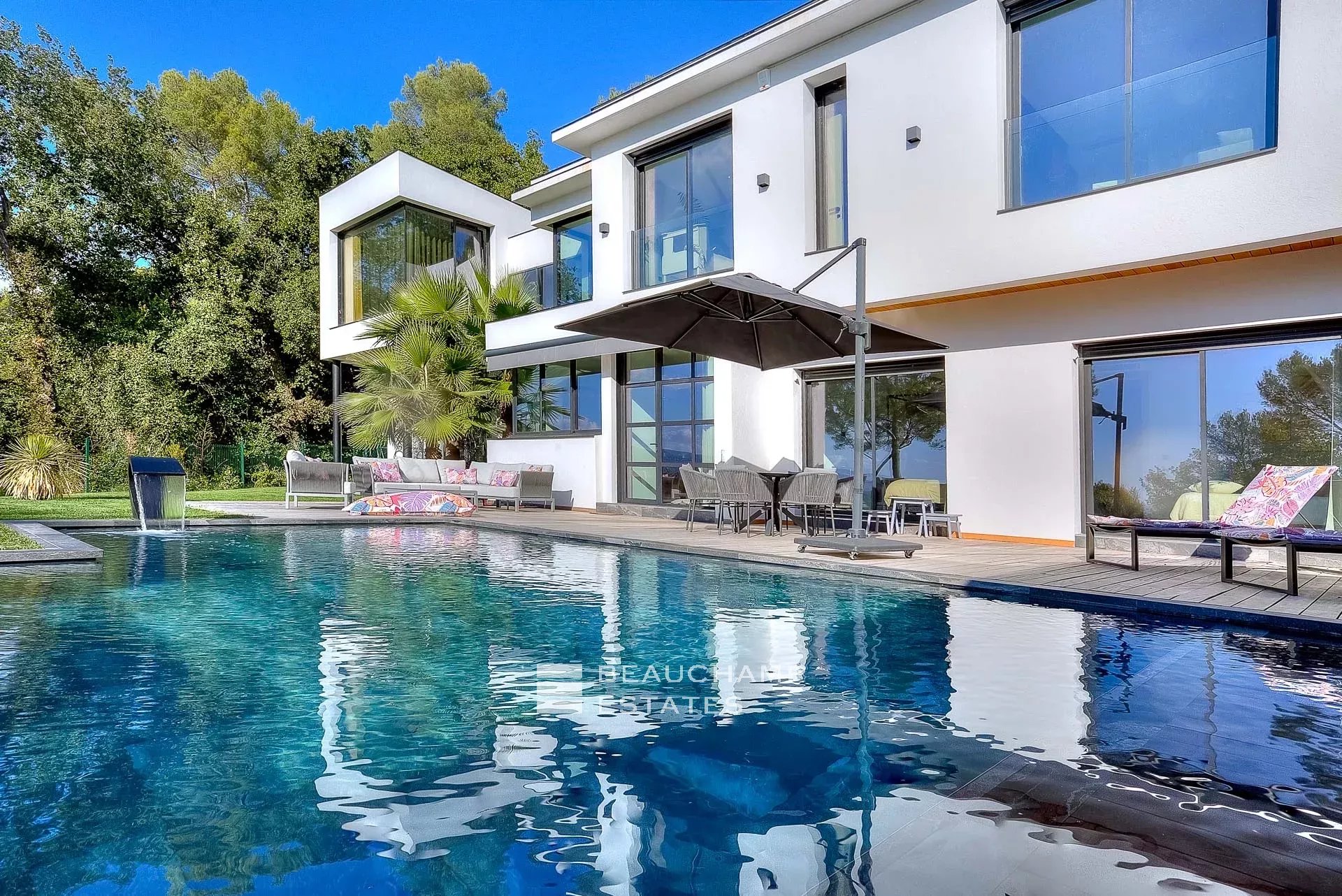 Villa contemporaine de 5 chambres dans le quartier de Mougins Castellaras Contemporary villa with 5 bedrooms in Mougins Castellaras