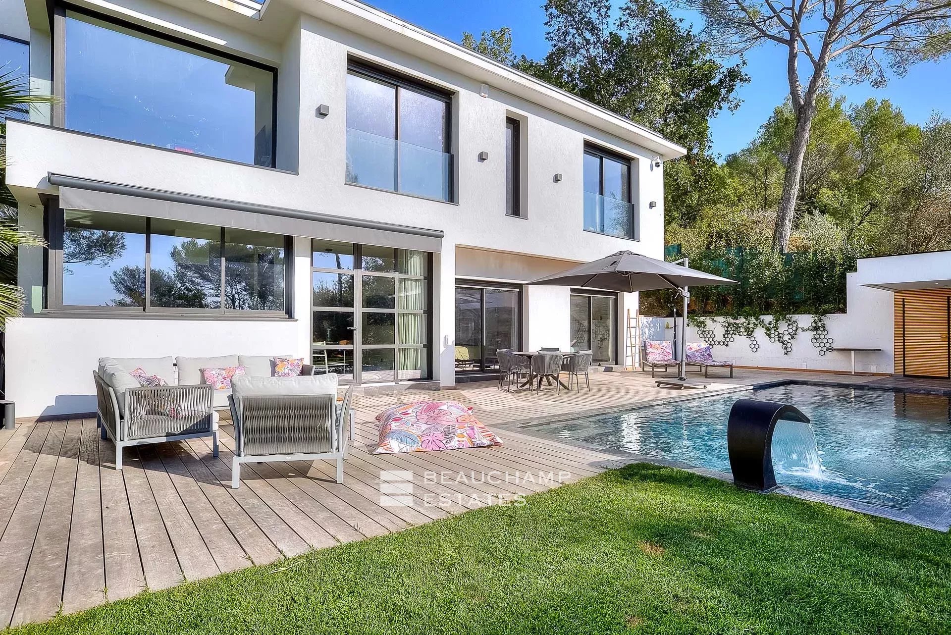 Villa contemporaine de 5 chambres dans le quartier de Mougins Castellaras Contemporary villa with 5 bedrooms in Mougins Castellaras