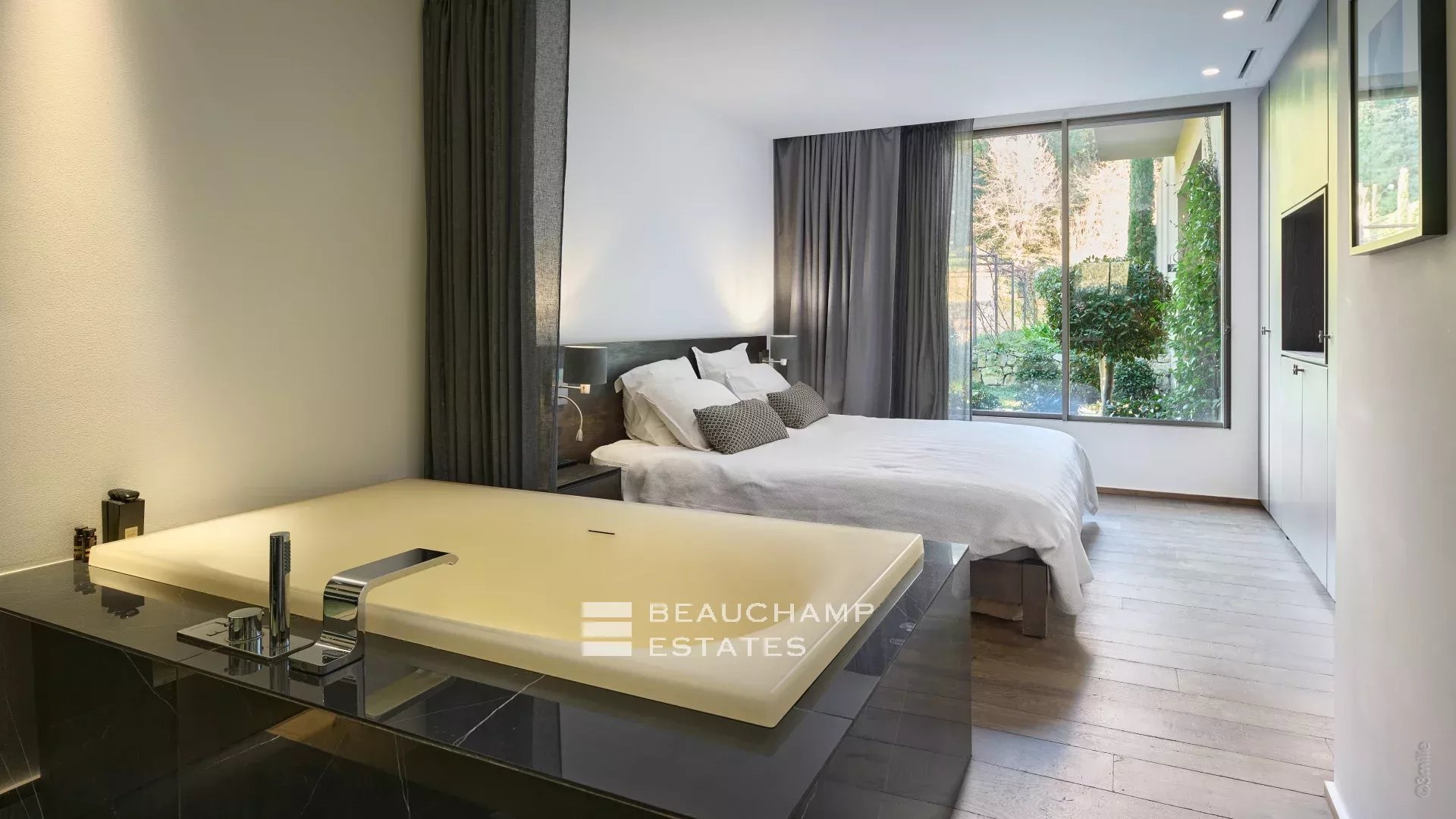 Villa contemporaine de 5 chambres à proximité du village de Mougins Contemporary villa with 5 bedrooms near the village of Mougins