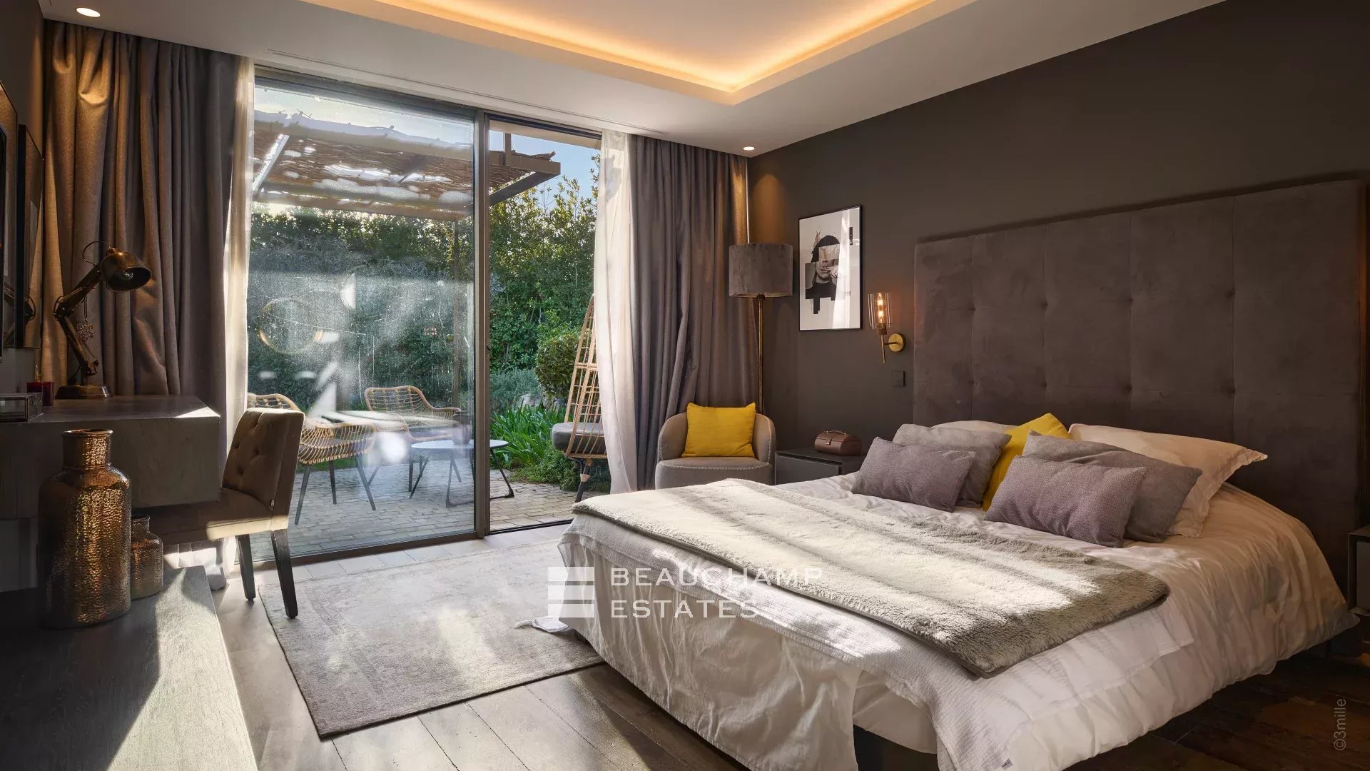 Villa contemporaine de 5 chambres à proximité du village de Mougins Contemporary villa with 5 bedrooms near the village of Mougins