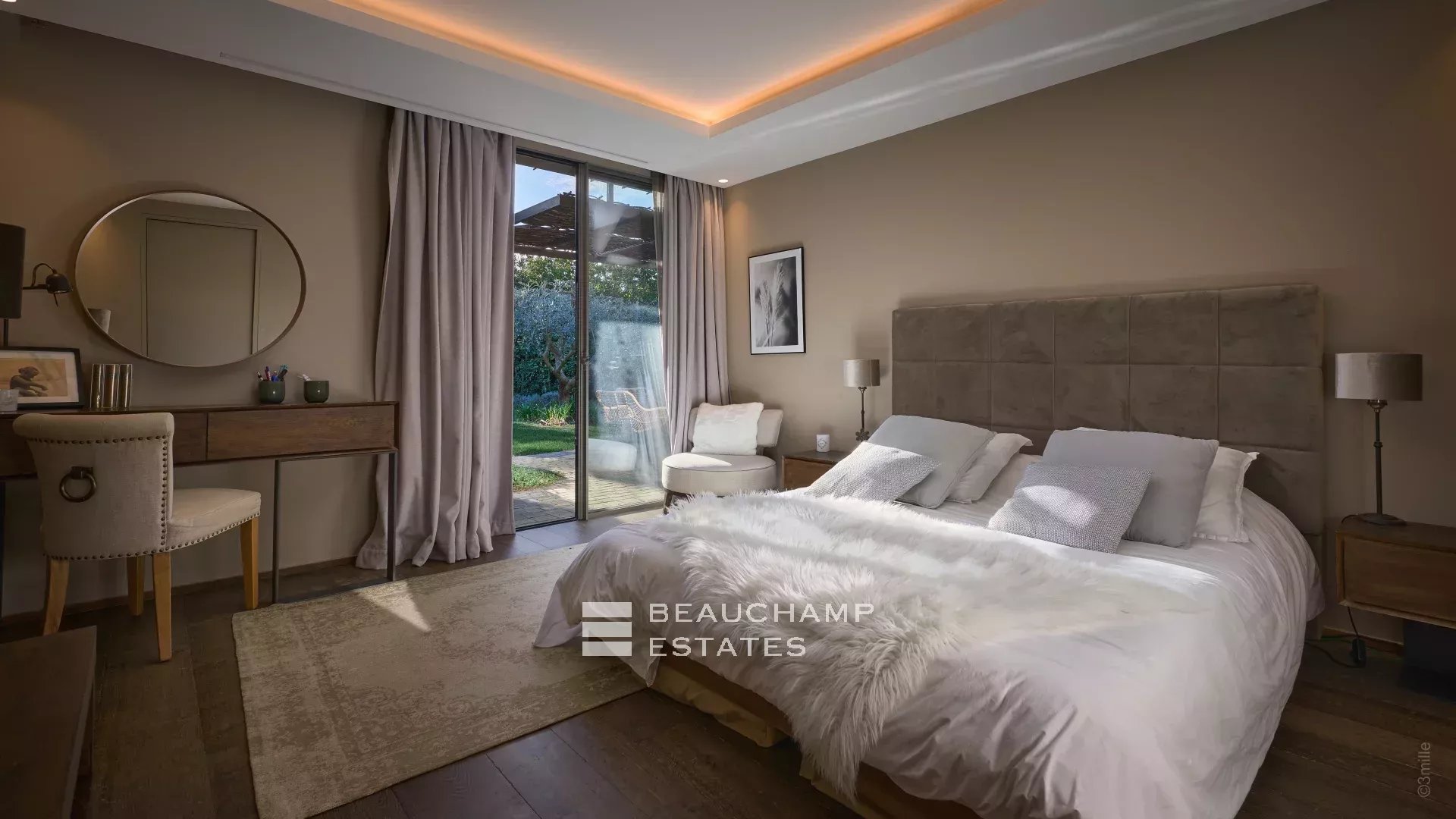 Villa contemporaine de 5 chambres à proximité du village de Mougins Contemporary villa with 5 bedrooms near the village of Mougins