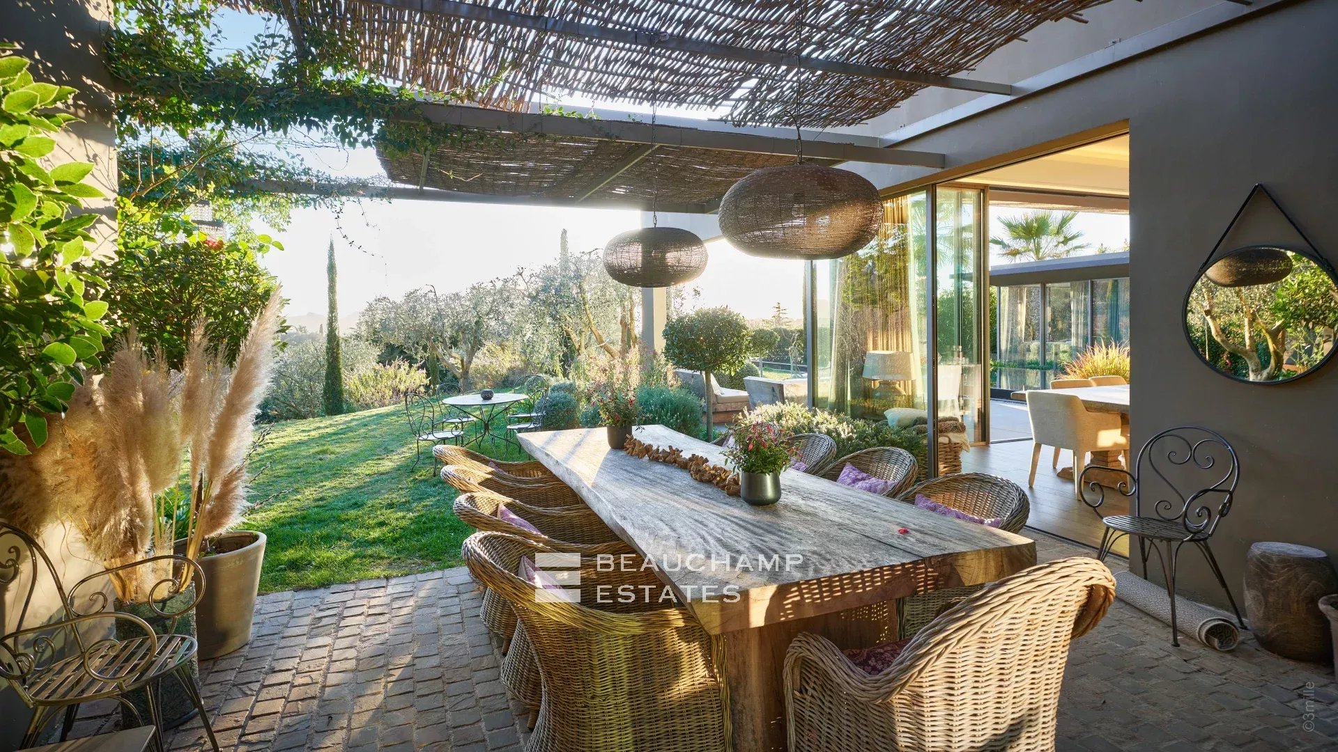 Villa contemporaine de 5 chambres à proximité du village de Mougins Contemporary villa with 5 bedrooms near the village of Mougins