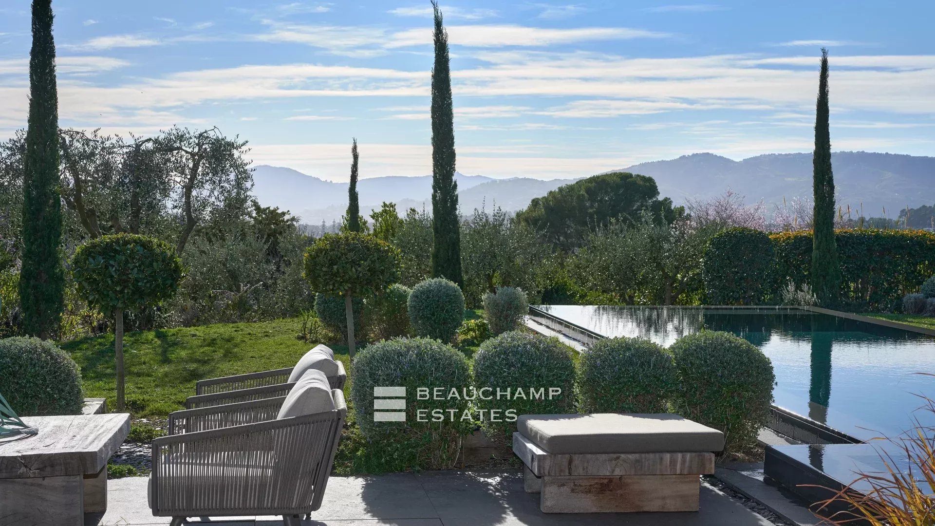 Villa contemporaine de 5 chambres à proximité du village de Mougins Contemporary villa with 5 bedrooms near the village of Mougins