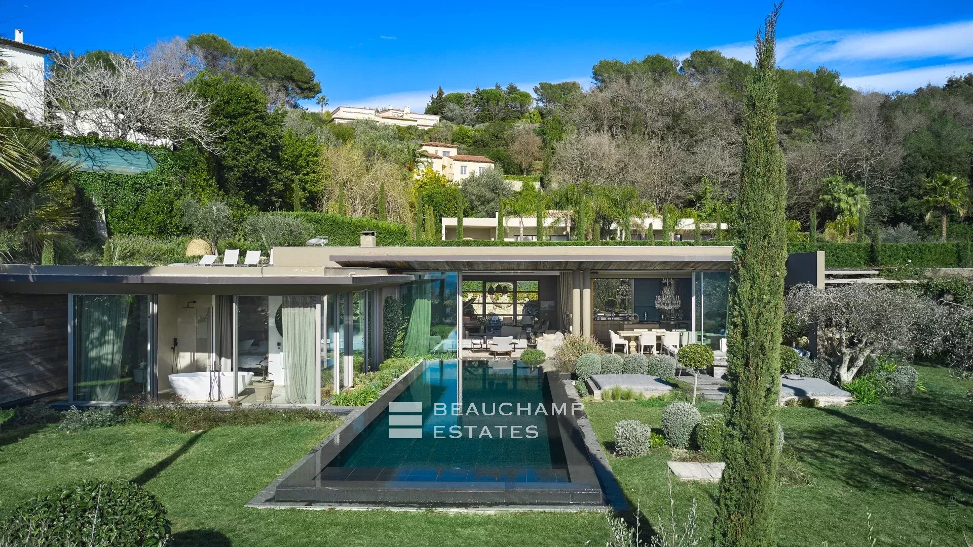 Villa contemporaine de 5 chambres à proximité du village de Mougins Contemporary villa with 5 bedrooms near the village of Mougins