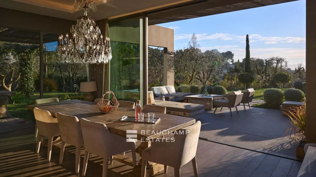 Contemporary villa with 5 bedrooms near the village of Mougins