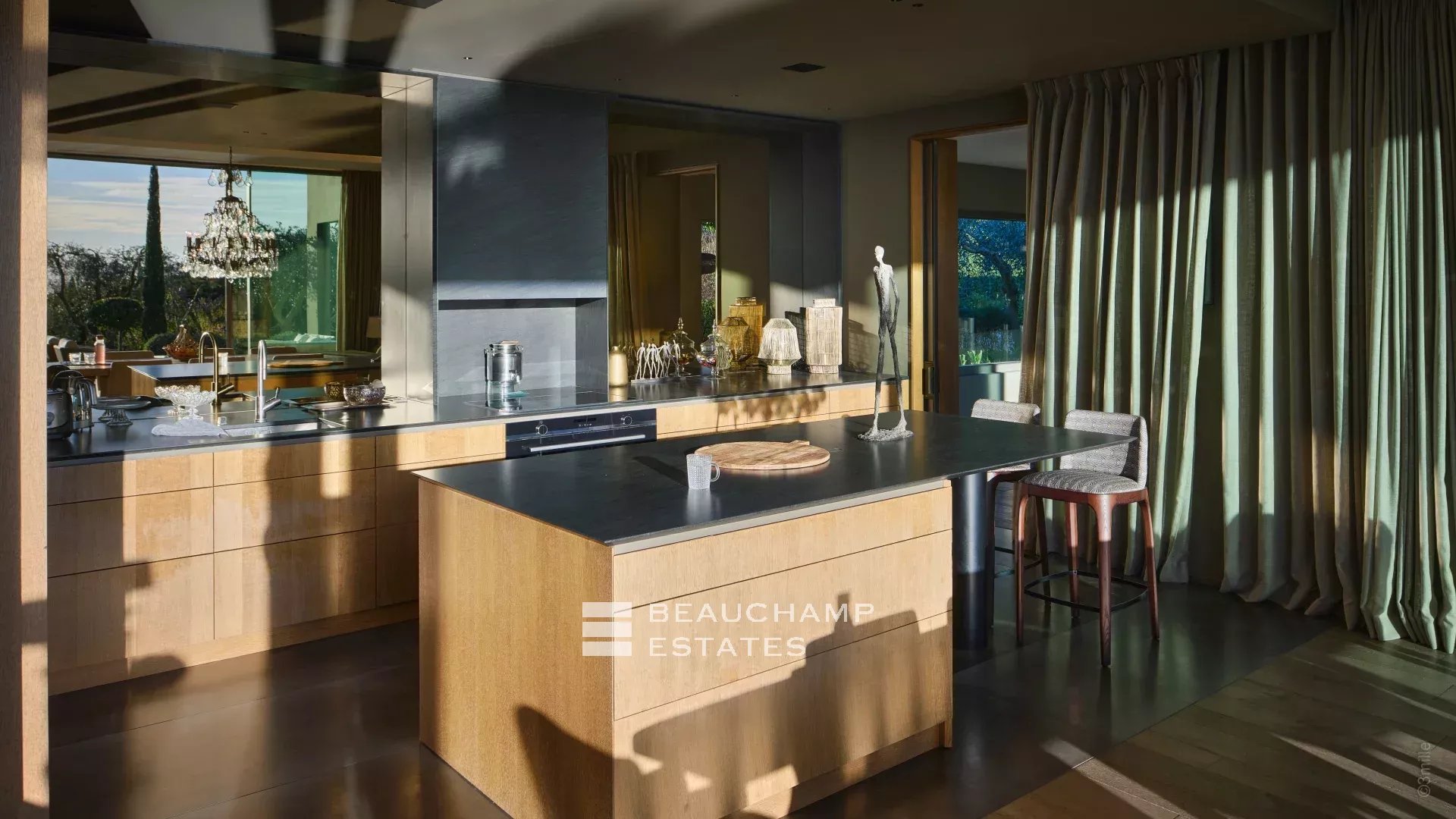 Villa contemporaine de 5 chambres à proximité du village de Mougins Contemporary villa with 5 bedrooms near the village of Mougins