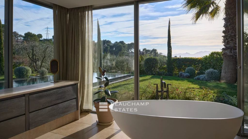 Contemporary villa with 5 bedrooms near the village of Mougins